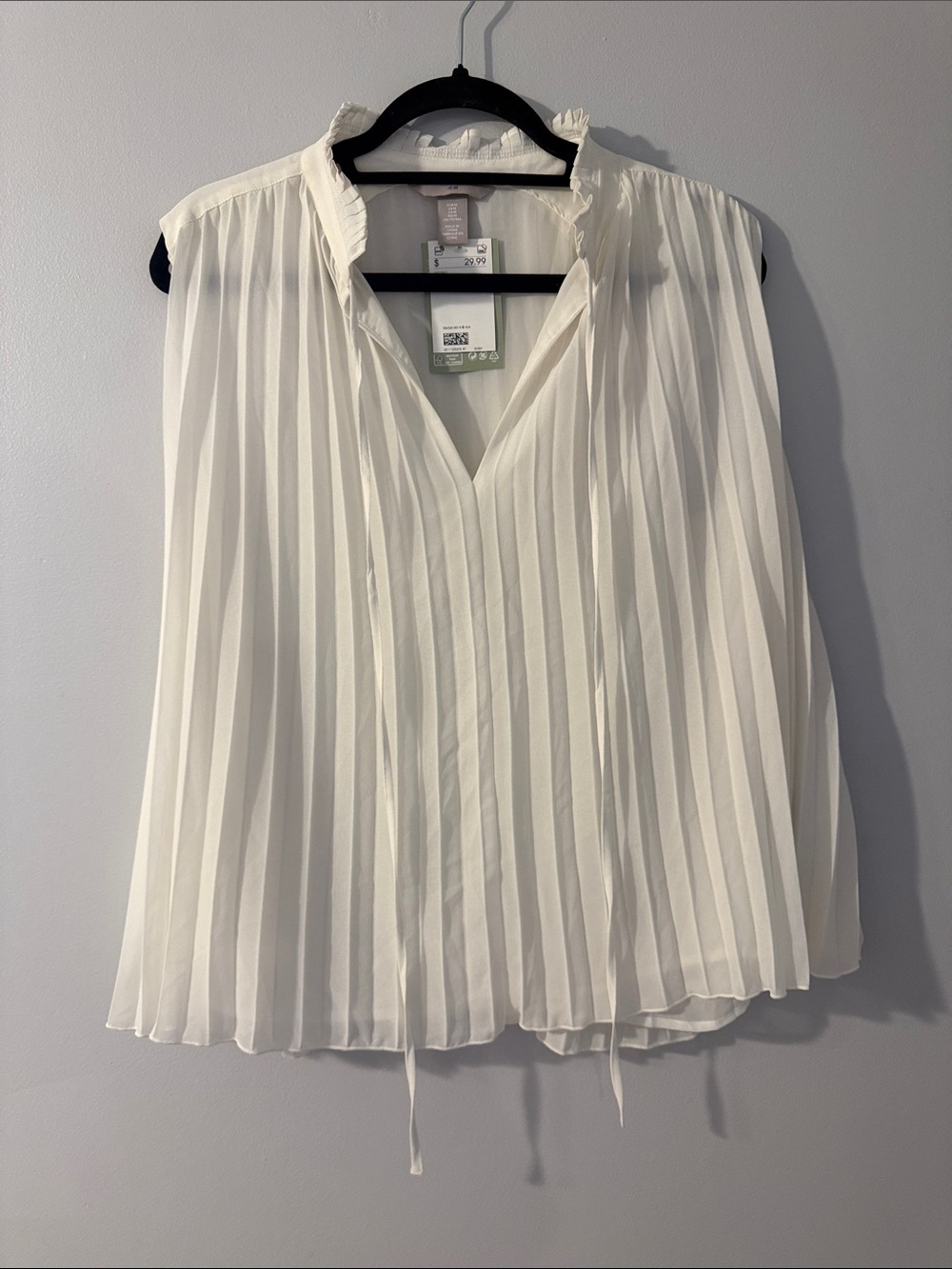 H&M White Pleated V-Neck Sleeveless Blouse